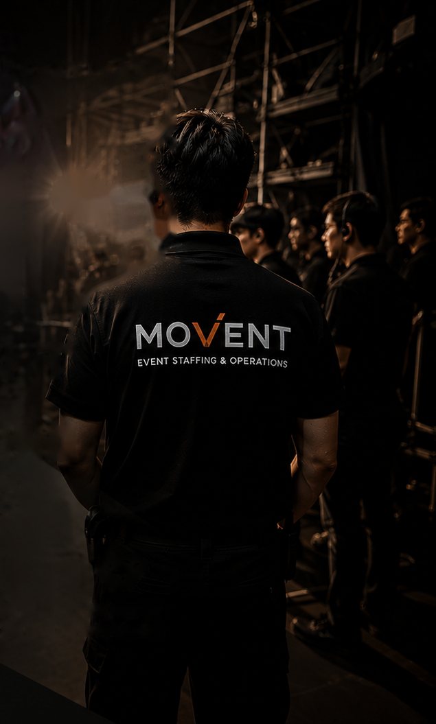 공연장 무대 앞에서 현장을 살피는 MOVENT 운영 스태프